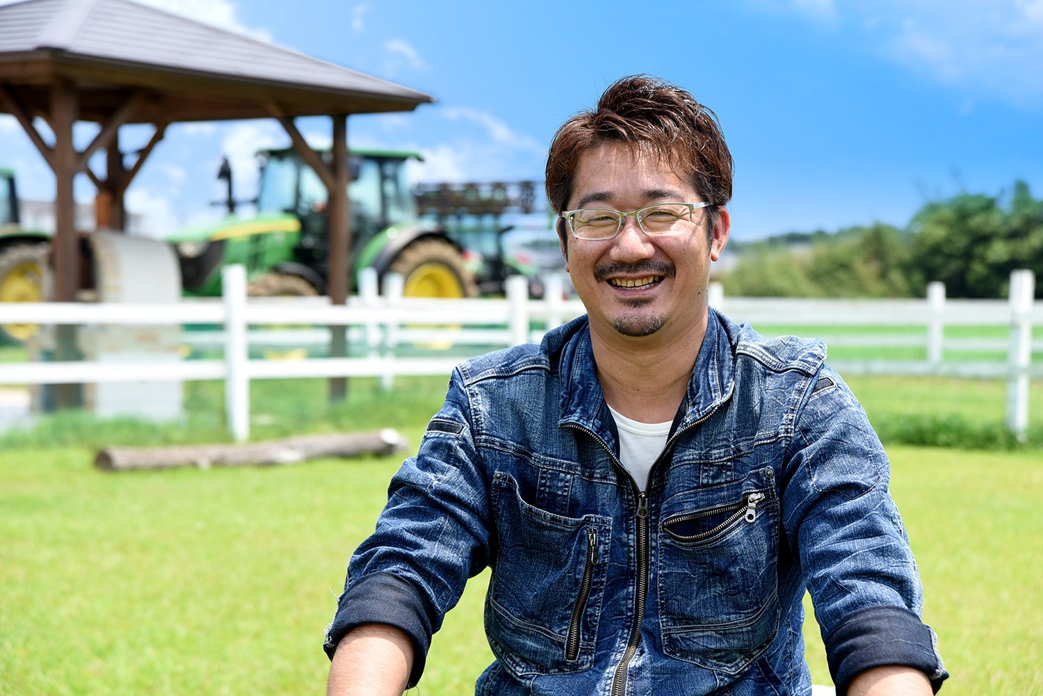 専務取締役の城光さん。クルマ好きが高じて自動車業界に進んだが、社会に出たことで、牧草生産の価値を実感して就農した。「動物が喜ぶ牧草を生産することで、家族と社員、それと地域農業の幸せに貢献して行きたい」と語ってくれた。